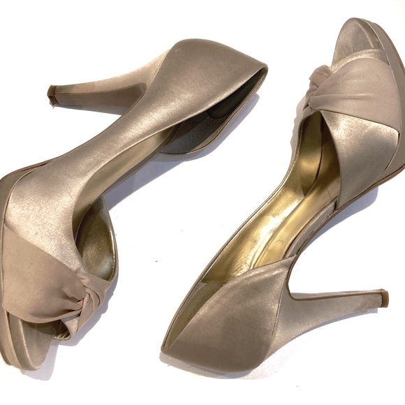 Nine West Light gold / champagne open toe sandals size 7.5 - Picture 2 of 4